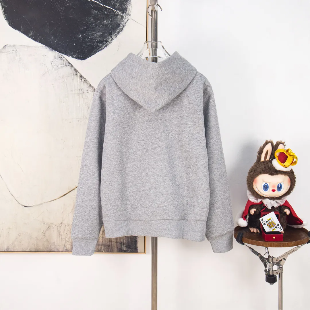 P300 zp version [Exclusive supply] Ralph Lauren/Ralph Lauren 2025SS Four Seasons classic style stacked topstitch design five-color thin hooded sweatshirt -370g double-sided cotton heavyweight fabric✅ -Original same 7.5CM widened thread processing✅ -Front collar patchwork triangle block four-needle six-thread topstitch design✅ -RL Four Seasons classic style Loose fit, easy for both men and women to control Simple Clean and versatile, exposed topstitching patchwork triangle 1.3 cm retro original color hook and loop drawstring, full of details. Color: navy blue, brown, pink, gray. Size: S M L XL. Number: WW10748.